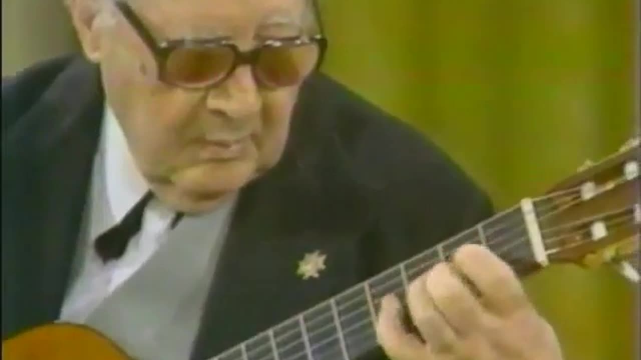 Andreas Segovia plays Guardame Las Vacas by Luis de Narvaez