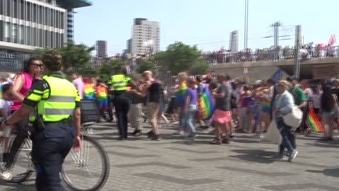 Gay Pride Rotterdam 2022 we vertrekken van het Willemsplein naar de Erasmusbrug