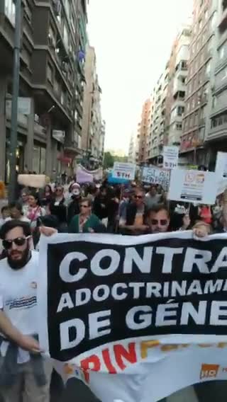 Miles de personas con el Pin Parental: "Nuestros hijos son nuestros", no del Gobierno (1)