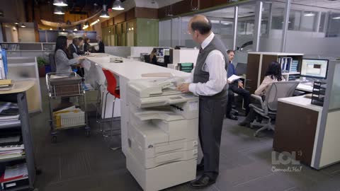 That person struggling with the photocopier Avoir de la misère avec le photocopieurLOL ComediHa!