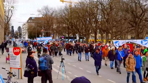 Kompletter Demozug (18.700-Menschen-4-fach-Zeitraffer) - FriedensdemoMünchen 18.2.23 (3)