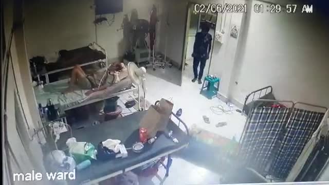 Thief on Hospital Mobbed mobile phone