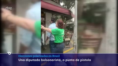 ELECCIONES BRASIL: Una DIPUTADA del partido de BOLSONARO APUNTA con un ARMA a un HOMBRE | RTVE