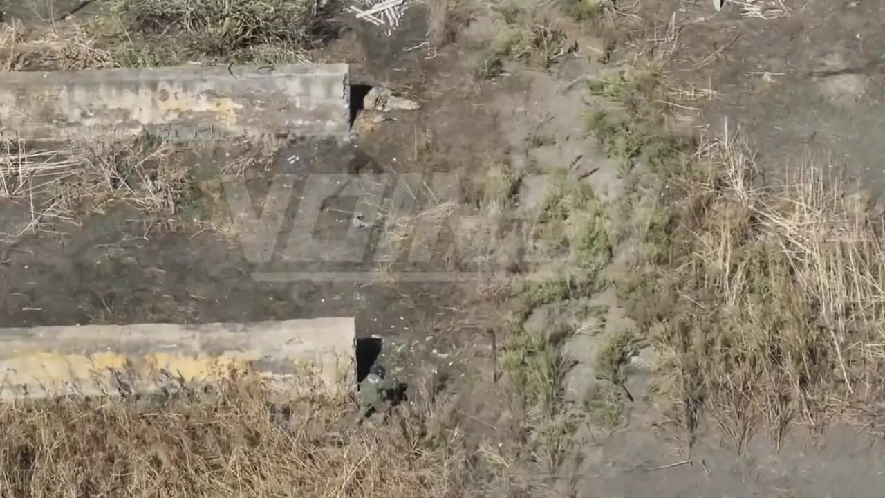 Russian surprises two AFU'ers during the sweep of Novopokrovkа village.