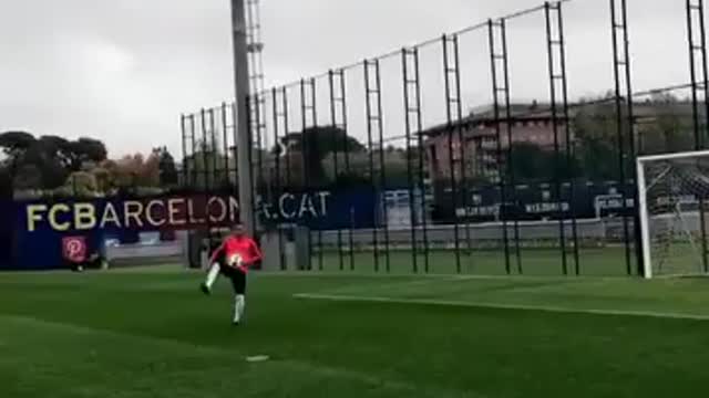 VIDEO: Neymar and Justin Bieber score a Goal together in Barcelona training.