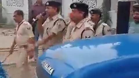 बिहार के गोपालगंज में ड्यूटी पर तैनात पुलिस कर्मी धार्मिक नारे लगा रहे है ये पुलिस कर्मी संविधान