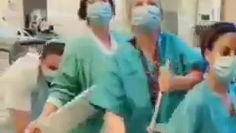 OSPEDALI AL COLLASSO...DI GENTE CHE BALLA!