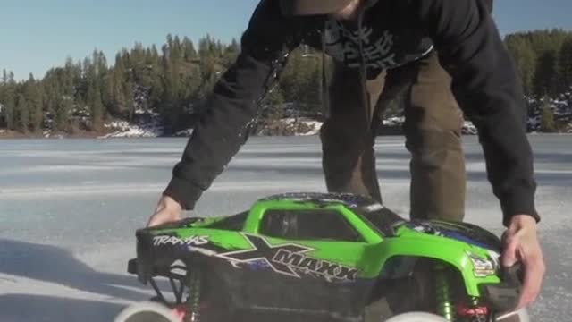 Replace the model tire with a saw blade and drive on the ice to repair the car.