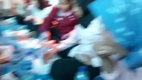 Makan bersama di bandara