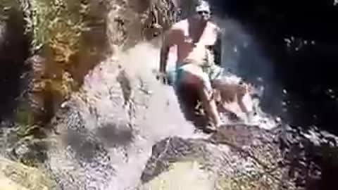 Amazing!! snake surprises bather in Cachoeira in Brazil