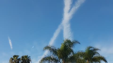 Chemical trail over Huntington Beach CA . WTH is going on in that sky .