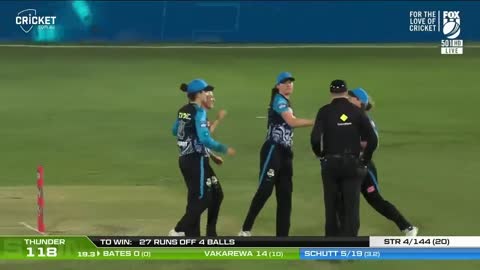 Strikers secure home final after Schutt's record haul | WBBL|08