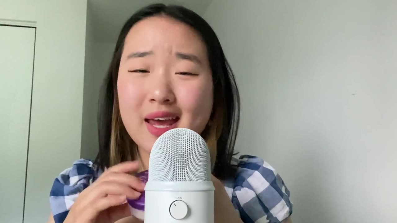 ASMR summer does your makeup in