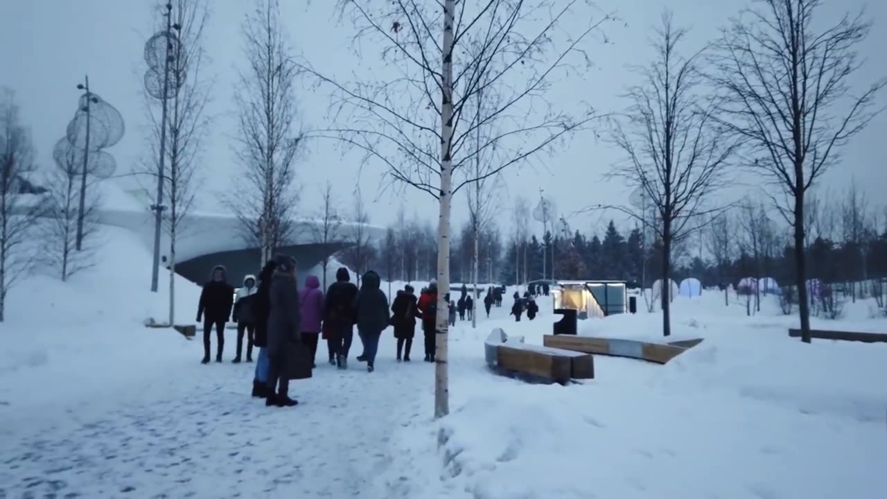 Snowfall in Moscow, Russia walking in snow...