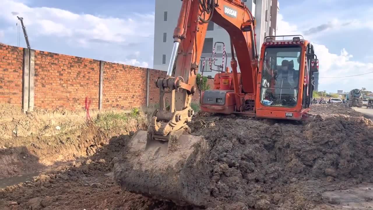 DOOSAN DX-300-LC-HD Excavator Dig mud Dirt To prepare drainage and roads Be Tong