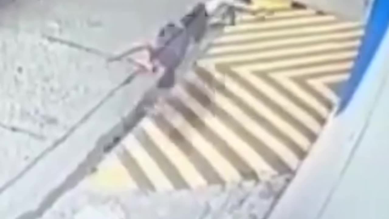 Robber thought he got away until his victim shows up around the corner.