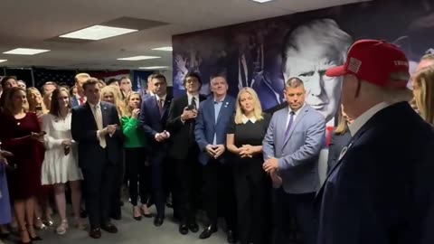 Donald Trump stop by the Trump Campaign HQ to thank all off the tireless staff ❤️🇺🇸