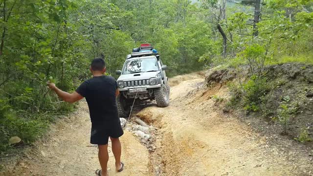 Suzuki Jimny rises in the pass