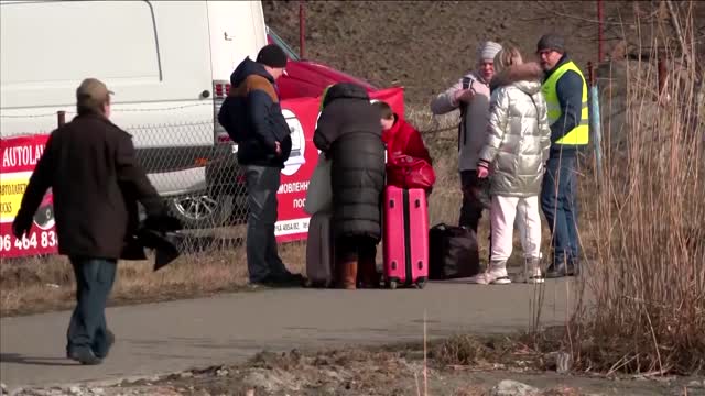 The anxious wait for relatives at Ukraine's border