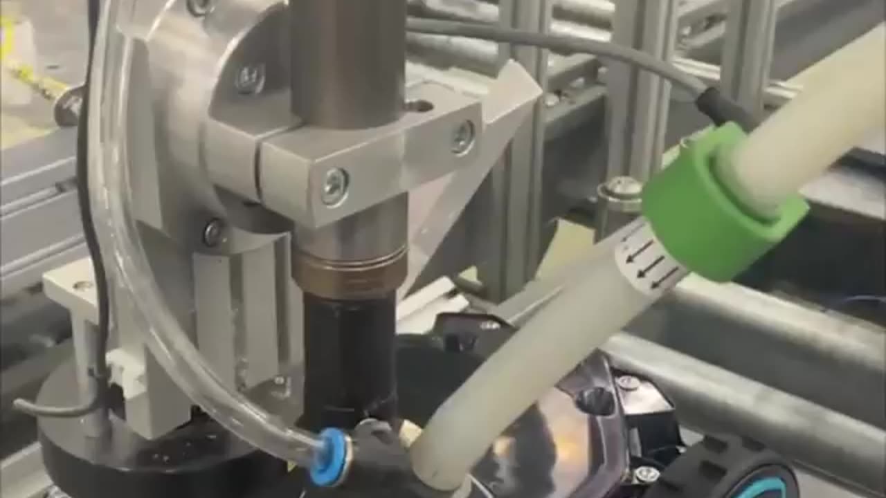 Screw system powered with automatic feed