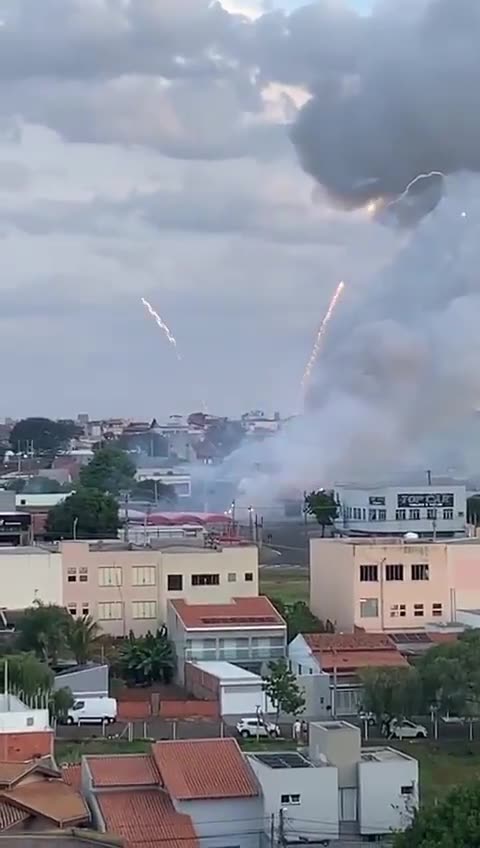 Fogo em loja de fogos de artifício provoca explosões e deixa funcionário ferido em SP
