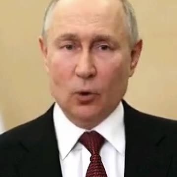 Vladimir Putin sings the Ukrainian national anthem