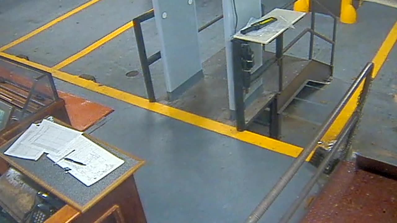 3205LHOBBACStLoadingDock_2021-01-06_02h20min01s880ms.mp4