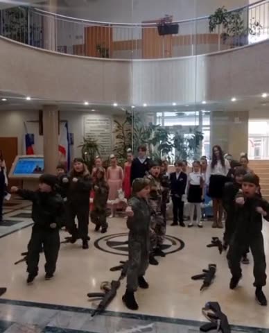 Μαθήματα βασικής ΣΤΡΑΤΙΩΤΙΚΗΣ εκπαίδευσης με ΟΠΛΑ σε ρωσικά σχολεία