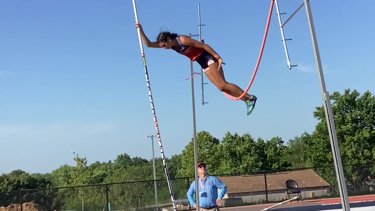 Last-minute rescue as athlete narrowly avoids pole vault fail