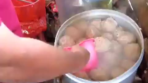 Seporsi hanya 10 ribu bakso pinggir sawah yang beli antri