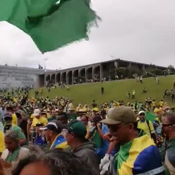 Army and Federal Police retreated and the num of protesters in the National Congress is increasing