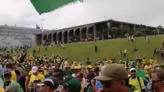 Army and Federal Police retreated and the num of protesters in the National Congress is increasing