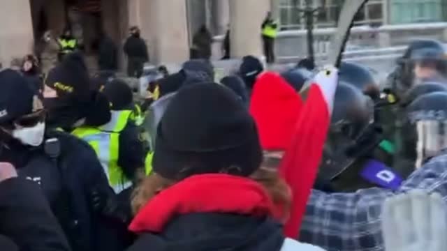 Extended HD Version - Canadian woman getting trampled by police in Ottawa