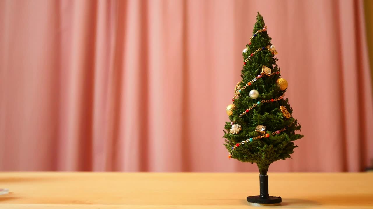 make a Christmas tree from yarrow leaves