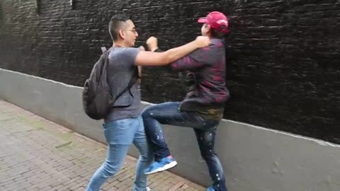 BESTE VRIEND SLAAT PORTEMONNEE DIEF IN ELKAAR!!!