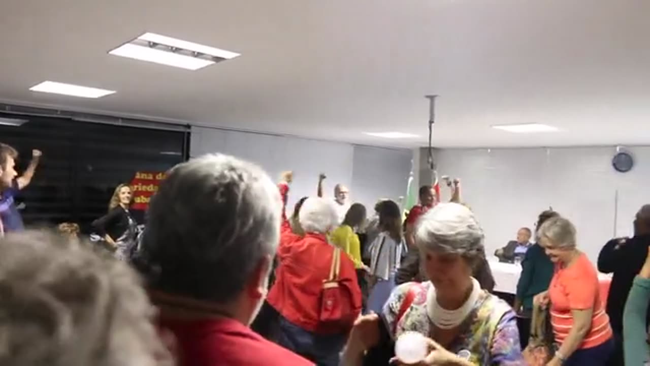 Participantes do evento gritam “Viva Fidel e a Revolução” e “Lula Livre”