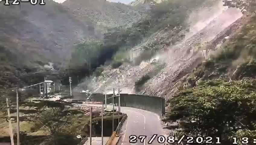 Video:Piedra gigante taponó la vía que conduce a Villavicencio