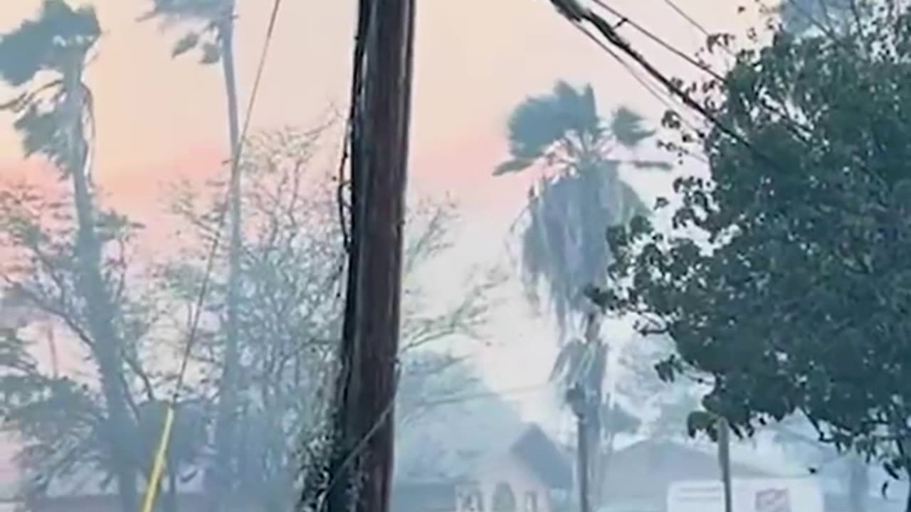 Maui Fire - Video shows a massive fire raging near homes in Maui, Hawaii 👀