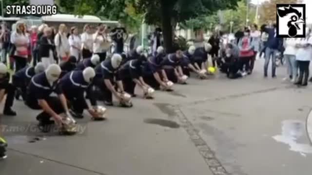 FRENCH FIREFIGHTERS REMOVE THEIR HELMETS TO OPPOSE THE VACCINE 🇫🇷👨🏻‍🚒