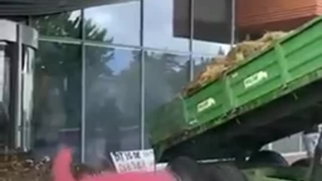 2021: Dutch farmers dump crap in front of parliament