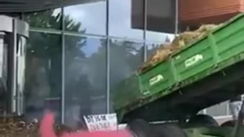 2021: Dutch farmers dump crap in front of parliament