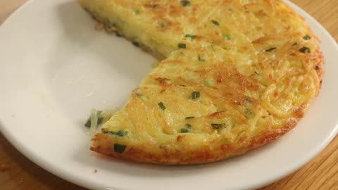 Potatoes, Eggs, Chesse! Only 3 Ingredient! Grated Potato Omelette! Simple Healthy Breakfast!