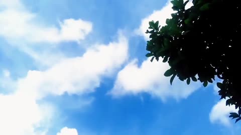 awan bergerak membentang di langit biru