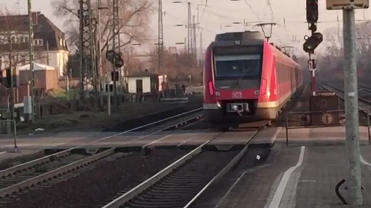 S8 with the 430 153 and 430 603 departure in Mainz-Kastel on the way to Hanau Hbf