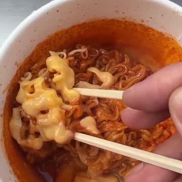 At Korean convenience stores, you can eat rabokki without having to prepare ingredients one by one