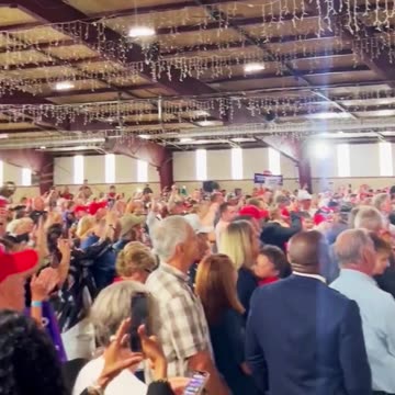 LOVE THAT BIG, BEAUTIFUL CROWD!!!😍😍😍