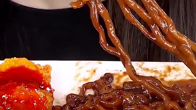 Black Bean Noodles, Spicy Fried Chicken #zoeyasmr #zoeymukbang #bigbites #mukbang #asmr #food #먹방 #틱