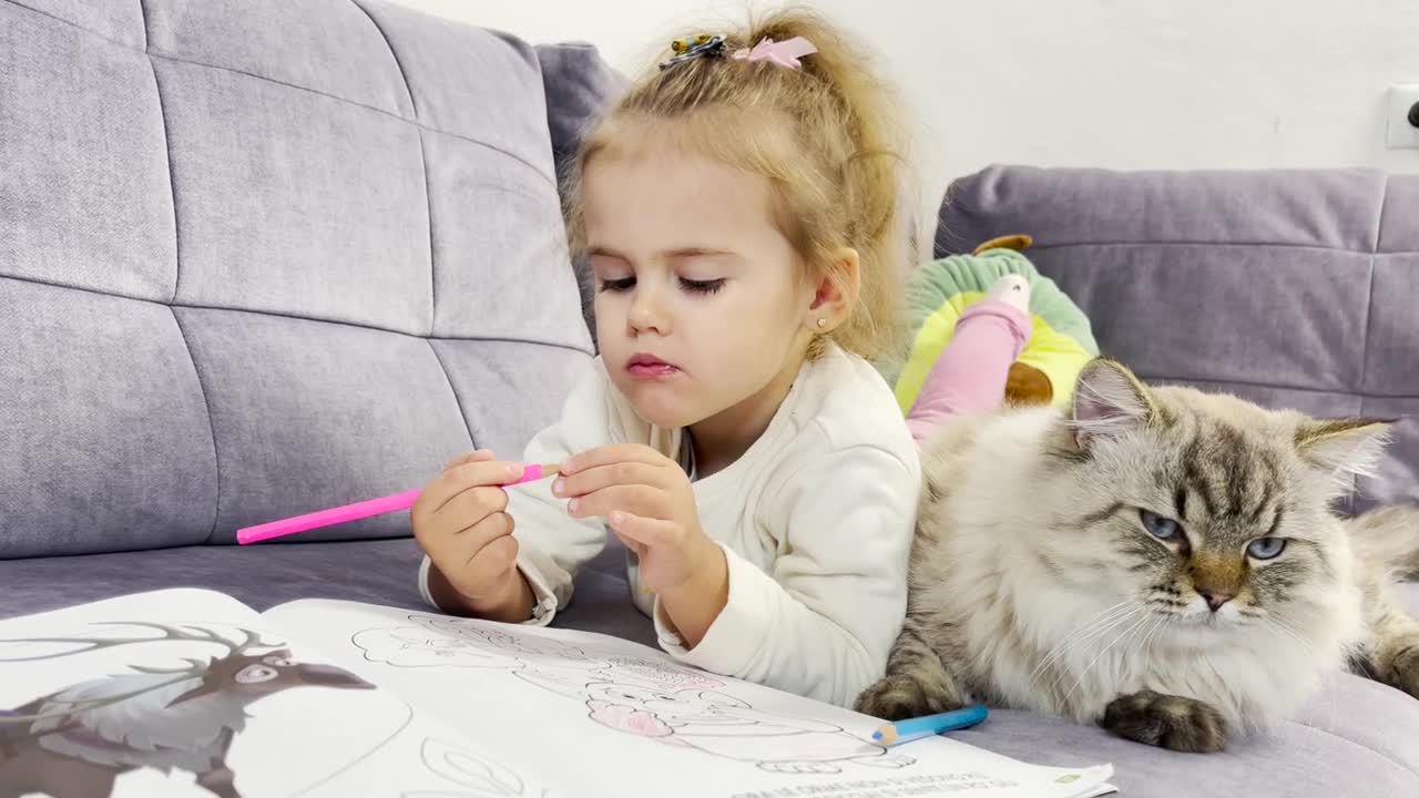 Adorable Little Girl Teaches Her Cat Theo to Draw (Cutest Ever!!)