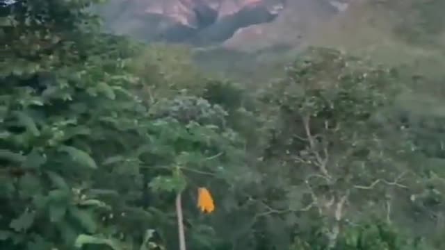De um lado o pôr do sol do outro o nascer da lua...