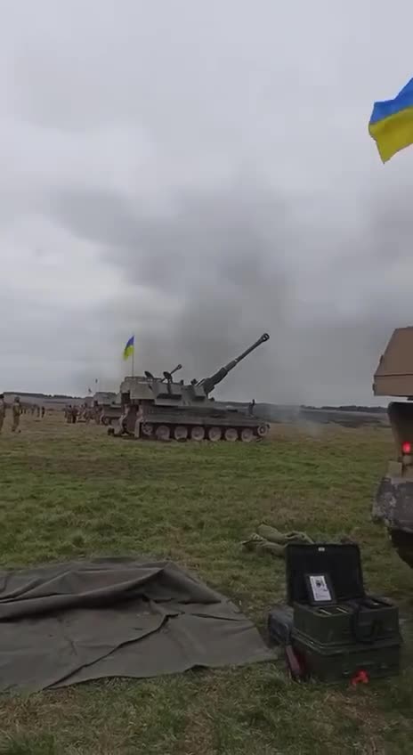 Ukrainians Training on British Artillery in the UK